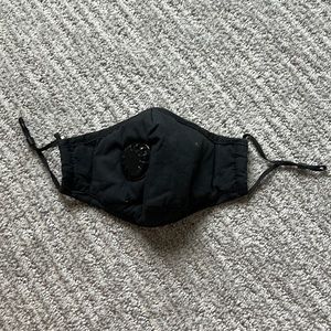 Black cloth mask with adjustable air flow